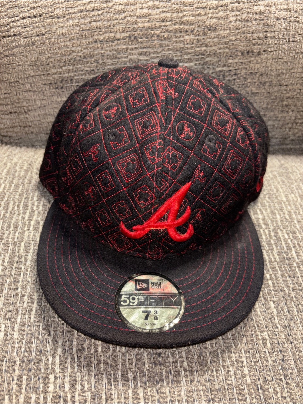 New Era 59Fifty Quilted Black & Red Atlanta Braves Fitted Cap Size 7 3/8